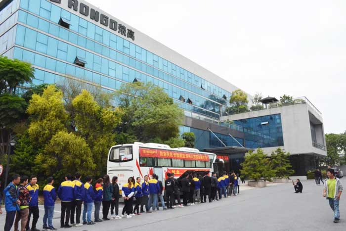 荣高门窗组织全体员工参加无偿献血献爱心活动