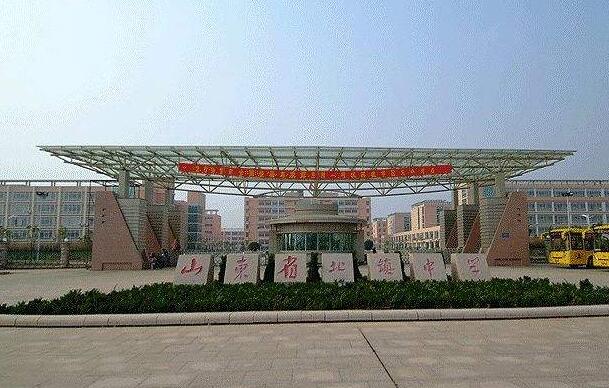滨州出安智能伸缩门成山东省北镇中学大门口一颗璀璨的明珠