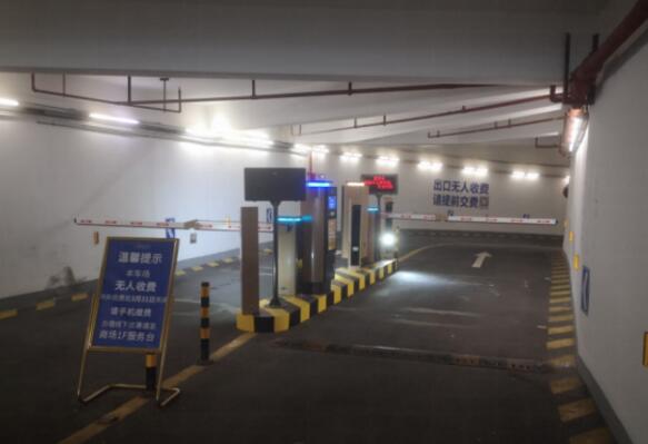 磐基中心地下停车场出入口