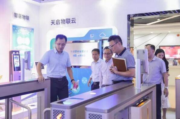 李喻春一行先后参观了捷顺科技智慧停车运营中心和公司展厅