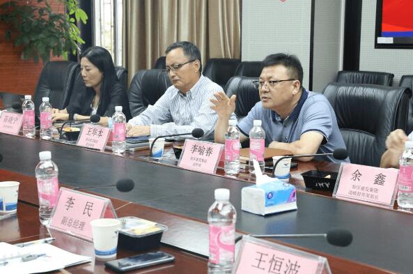 捷顺科技总经理赵勇、副总经理何军向李喻春一行作了工作汇报