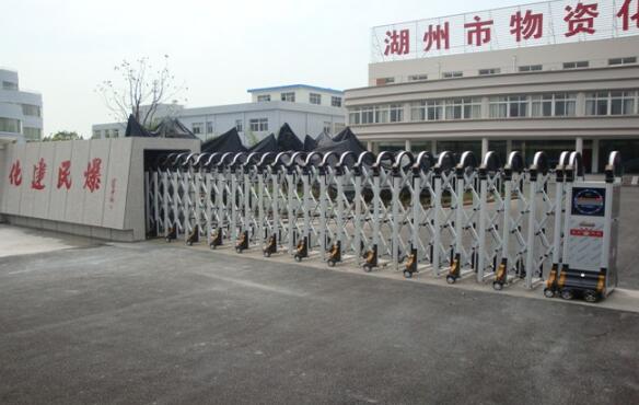 湖州出安智能伸缩门进驻湖州物资化建民爆公司大门口