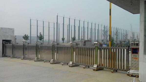 邢台出安智能在柏乡宝石纸业大门口安装成功伸缩门工程案例