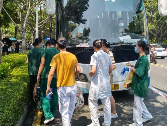 进社区，送温暖