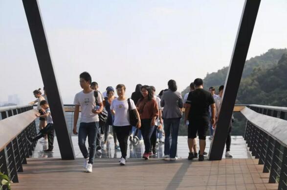 四支队伍步行2公里到达羊台山森林公园