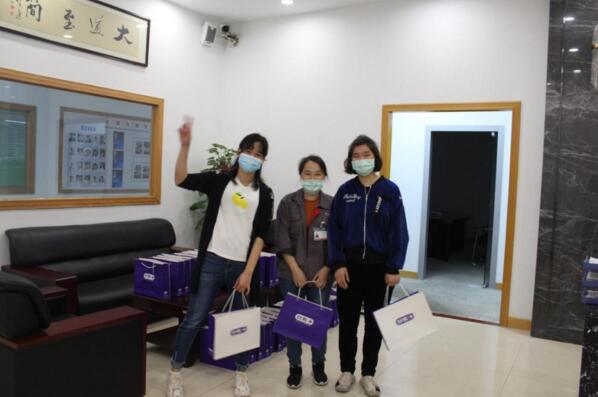 道尔为每位女员工送上了节日礼品