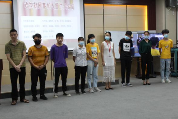 王总的简短讲话为生日会揭开序幕