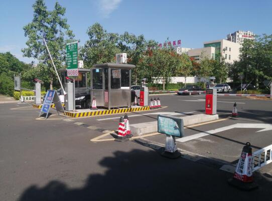 医院选用了道尔恭三一体机6进6出+车位引导系统