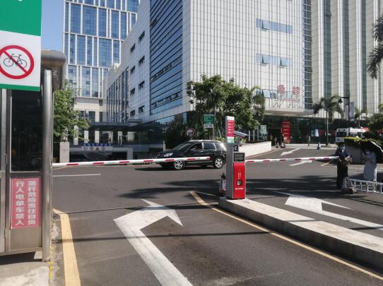 医院选用了道尔恭三一体机6进6出+车位引导系统