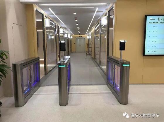 道尔测温人脸识别一体机