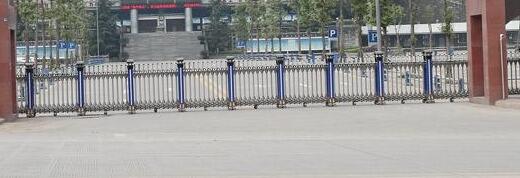 张家口出安智能伸缩门闪亮在张家口国融拍卖有限公司大门口