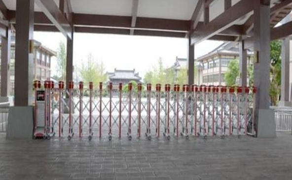 秦皇岛市中等专业学校选择秦皇岛出安智能为伸缩门供货商