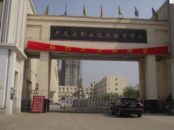 秦皇岛出安智能伸缩门点缀卢龙职教中心