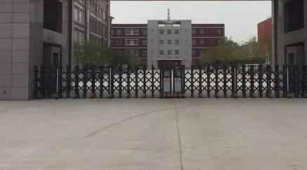 秦皇岛东方服装学校一直信赖秦皇岛出安智能伸缩门