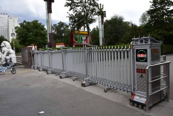 舟山出安智能伸缩门让鼎尚斜屋天窗别墅铝艺护栏大门厂显得更有个性