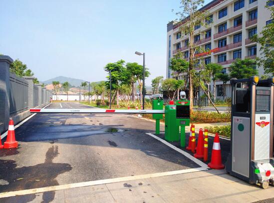 丽水出安智能道闸给五华县技工学校项目不一样的体验