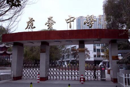 西宁市虎台中学大门口伸缩门支持单位西宁出安智能