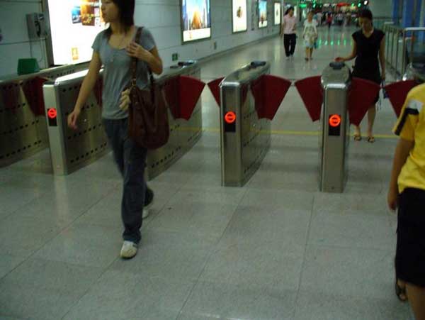 庆贺深圳出安智能通道闸进驻深圳地铁口