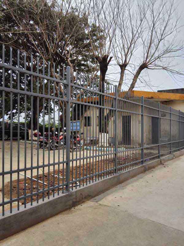 梅州梅县机场生活区护栏案例 - 中出网-智能出入口门户