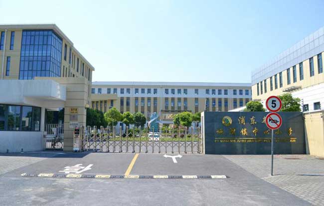 浦东施湾镇中心小学伸缩门案例 - 中出网-智能出入口门户