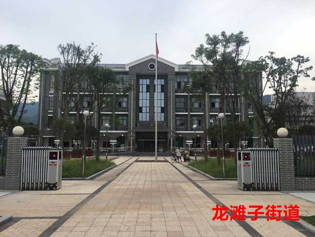 龙滩子街道伸缩门案例 - 中出网-智能出入口门户