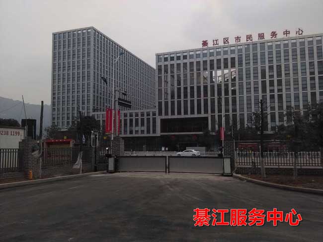 綦江服务中心广告道闸案例 - 中出网-智能出入口门户