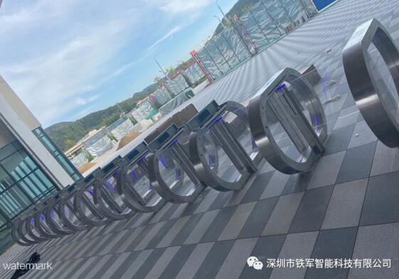 水上乐园入口处采用铁军智能生产的苹果速通门