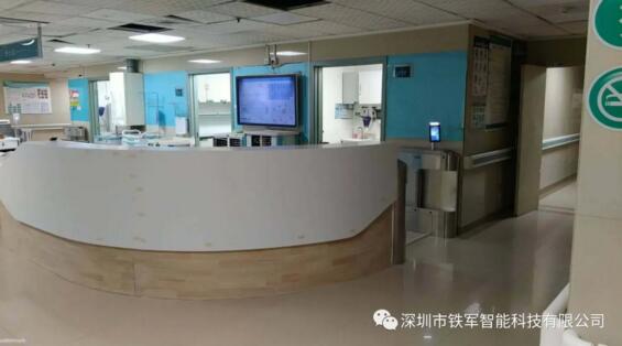 重庆新桥医院护士站应用铁军智能人脸识别摆闸+指纹机