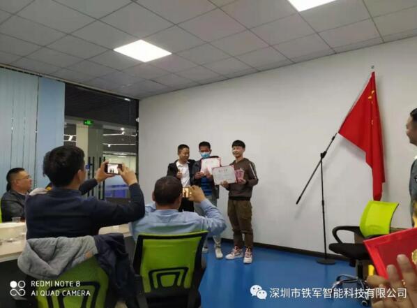 市场部经理为2020年度“铁军智能”优秀中层干部进行颁奖并合影留念