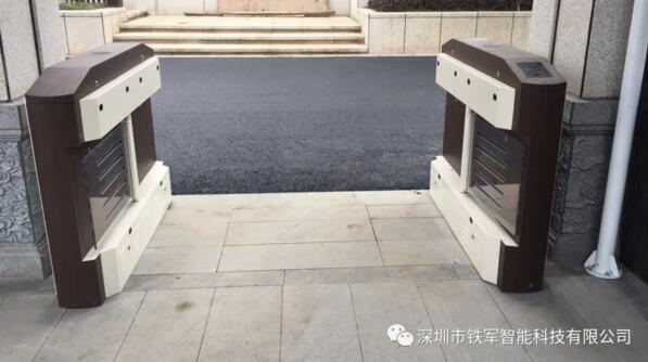 摆闸外观设计了米黄加咖啡的“拼接色”