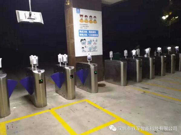 陕西省宝鸡中学应用铁军智能测温人脸识别翼闸