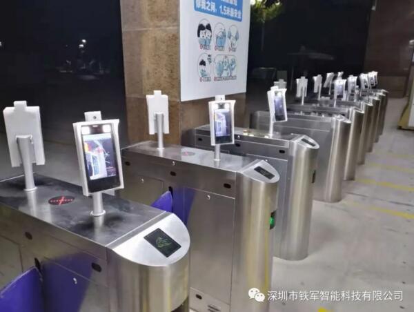 陕西省宝鸡中学应用铁军智能测温人脸识别翼闸