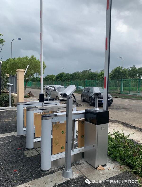 上海浦东国际机场应用铁军智能人脸识别豪华摆闸