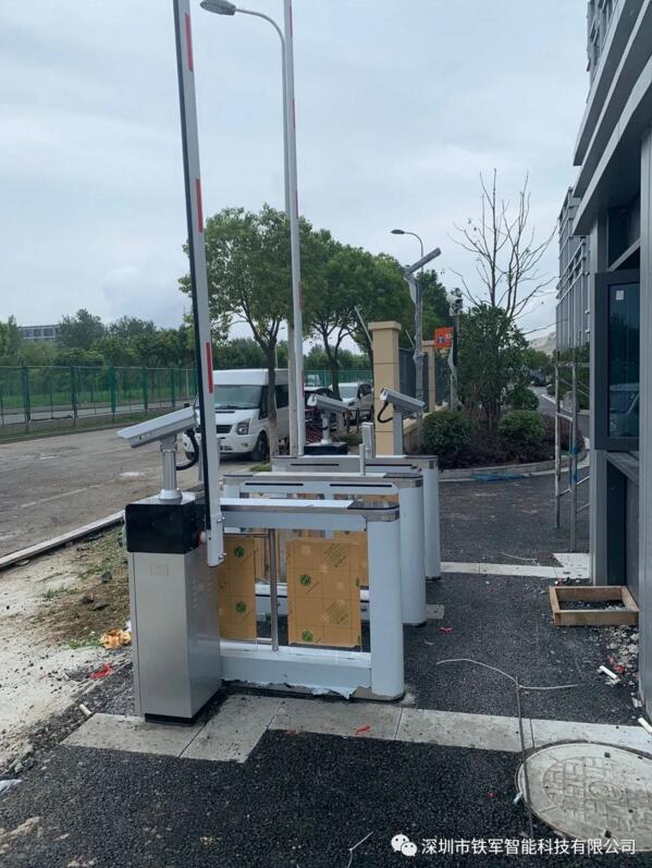 上海浦东国际机场应用铁军智能人脸识别豪华摆闸