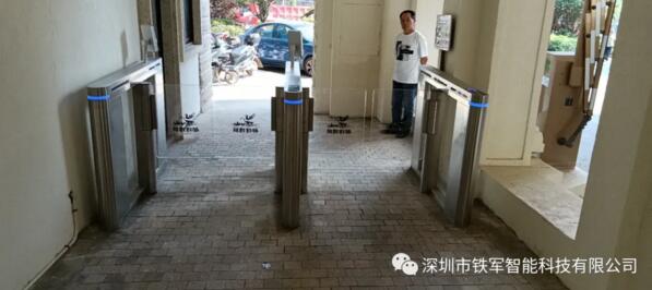 都铎臻城应用铁军智能人脸识别速通门设备