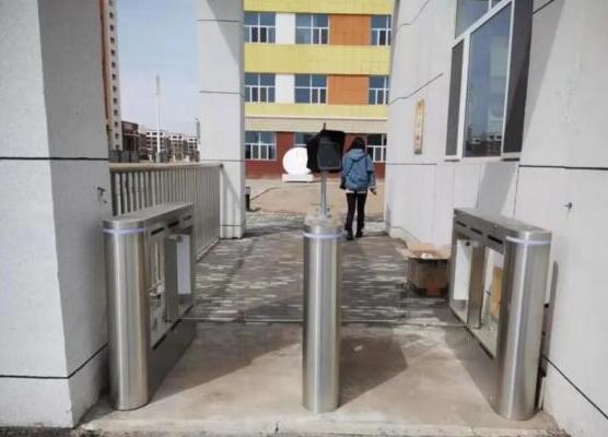 临河区第七小学出入口安装铁军智能人脸识别通道闸系统