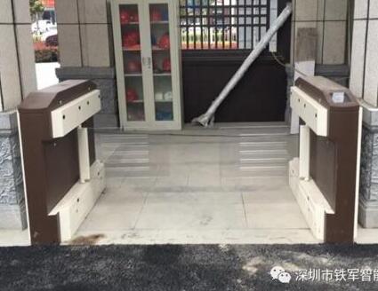 铁军智能贴合淮安院子府系精髓，设计了中式院墅专用烤漆摆闸