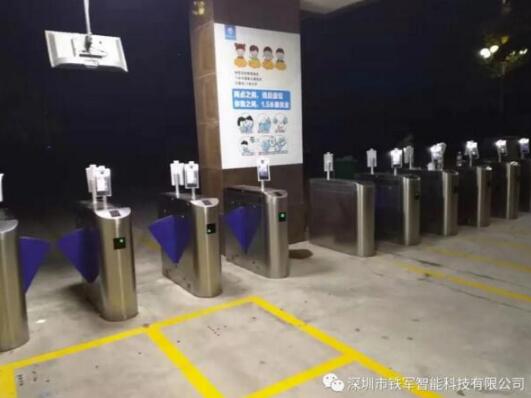 陕西省宝鸡中学应用铁军智能测温人脸识别翼闸