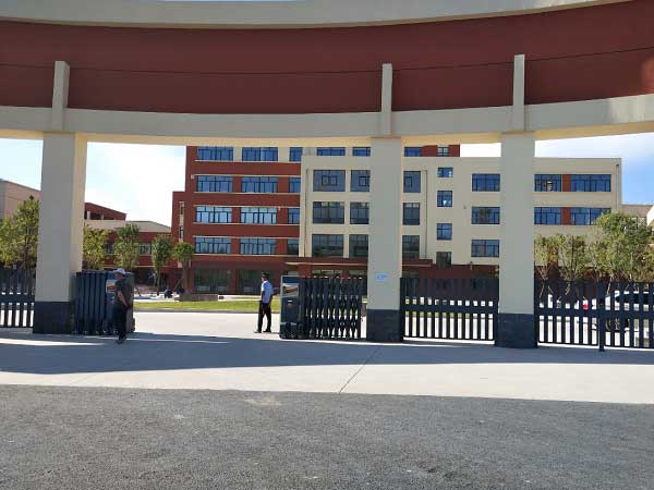 赤峰市二中电动伸缩门工程 - 中出网-智能出入口门户