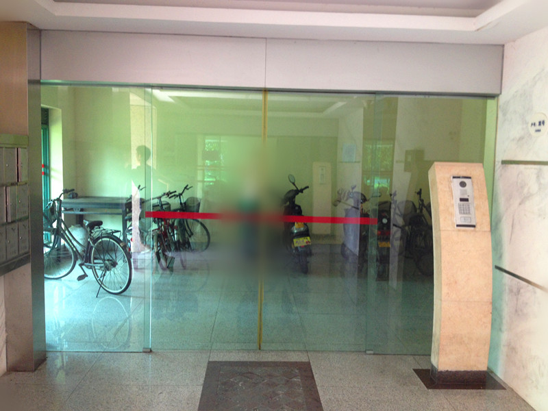 青园小区门禁自动门案例 - 中出网-智能出入口与停车充电门户