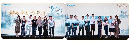 由戴永贵总裁与张翼副总裁分别为这个两个奖项的获得者颁奖