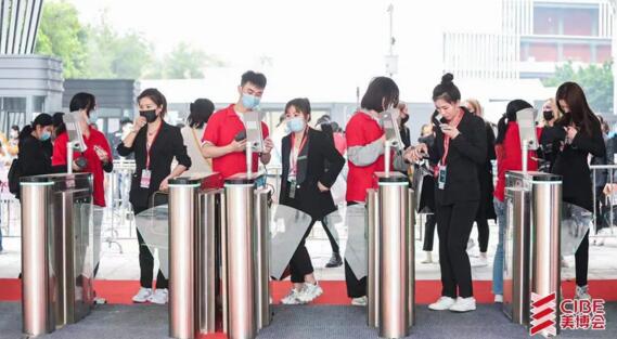 ID700是一款基于安卓系统的功能丰富、扩展性强的人证核验神器