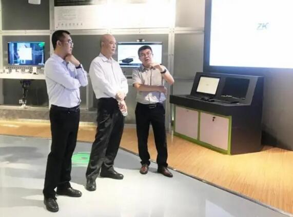 熵基科技总经理金海荣（右）、中国区事业群总经理傅志谦（左）陪同智交协执行会长樊超（中）参观科技展厅