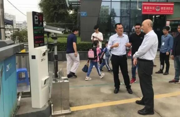 熵基科技中国区事业群总经理傅志谦向智交协执行会长樊超介绍新一代智能车牌识别系统