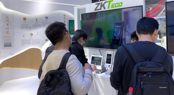 ID860（左）、ID700-C（右）两款主打明星款人证核验智能终端亮相展区