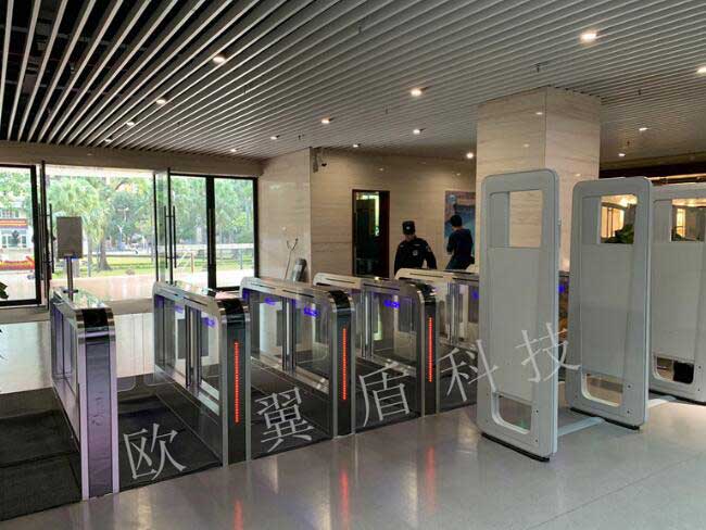 华南师范大学速通门案例 - 中出网-智能出入口与停车充电门户