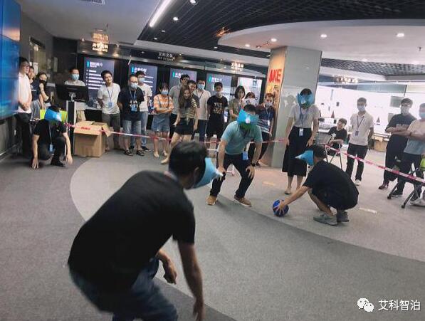 “终极大boss”：小眼投足球