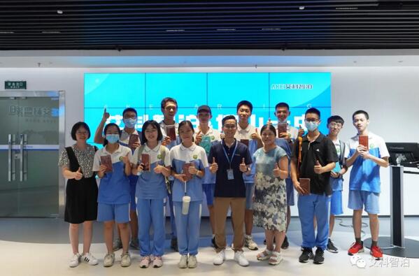 艾科智泊副总经理兼研发总监张建华先生与部分师生留影