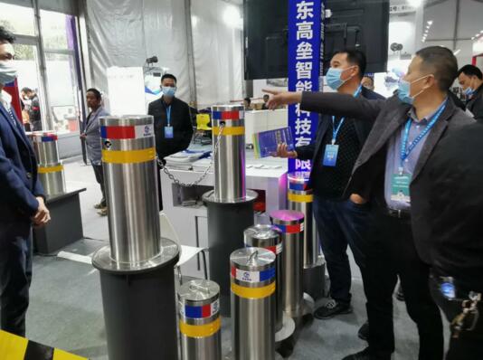 工作人员细心讲解