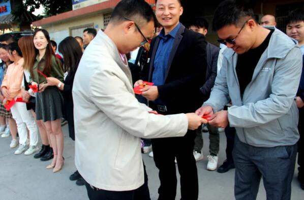 公司董事长杨文泉送上开工大红包与新年祝福